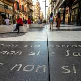 ...entriamo nel �salotto letterario�, dove il pavimento riproduce poesie e passi narrativi